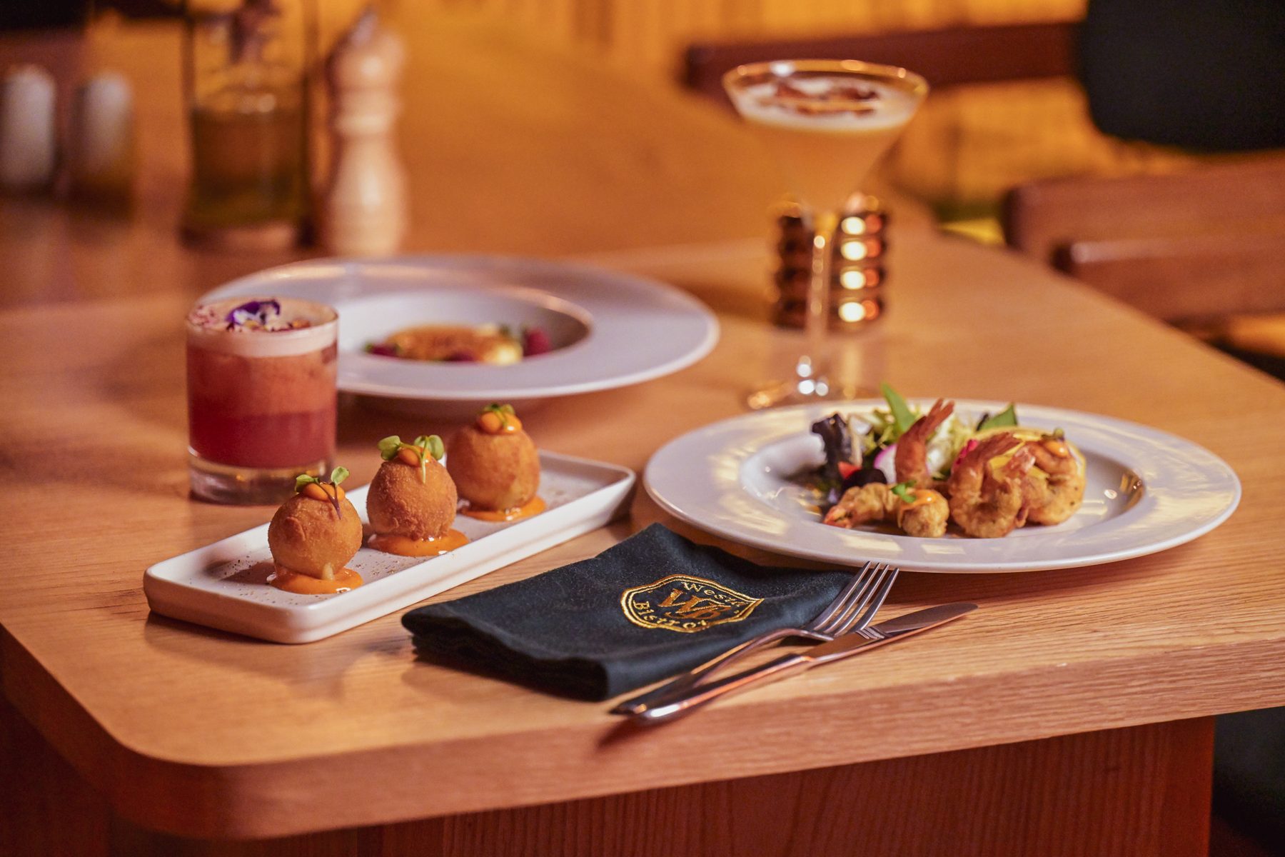 Table dressée avec tapas et cocktails pour vos événements à Rabat