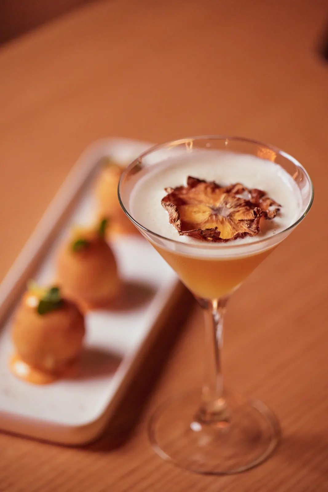 Cocktail signature à l'ananas séché au bar du Weston Bistrot Rabat