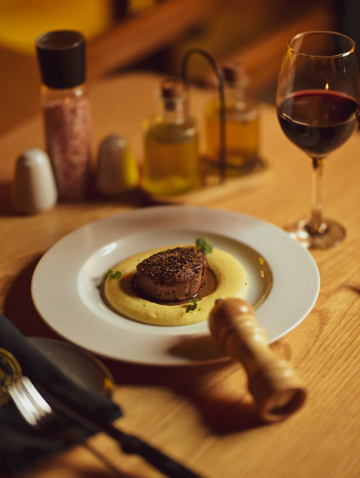 Filet de bœuf sur purée et verre de vin rouge au Weston Bistrot Rabat