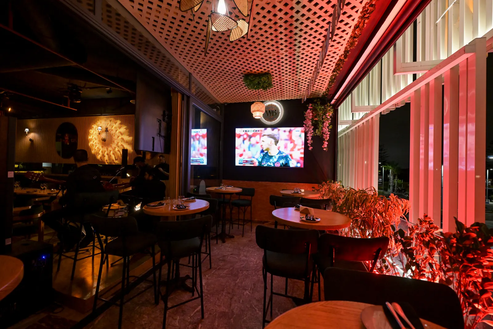 Terrasse du Weston Bistrot à Rabat avec écrans pour regarder les matchs