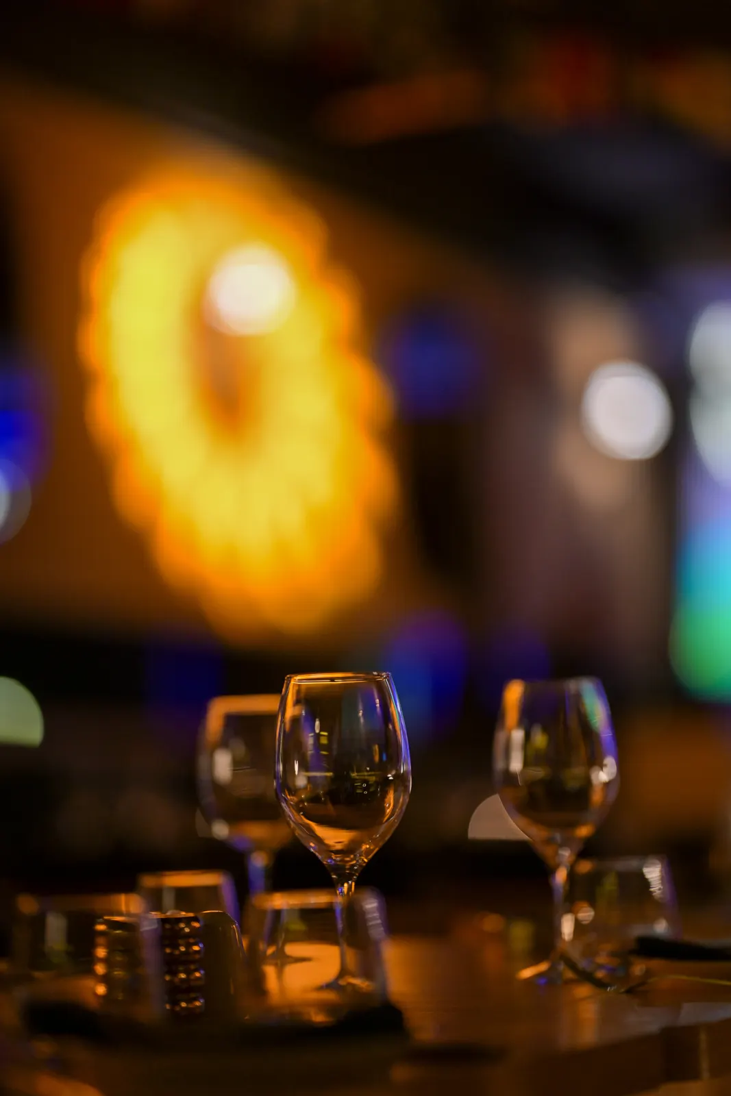 Verres à vin sur table, ambiance du soir au Weston Bistrot Rabat
